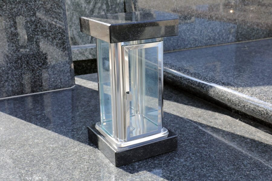 Galanteria kamienna - lampion granitowy na pomnik elegancki styl - Mazurek Granity Gorzów Wlkp.