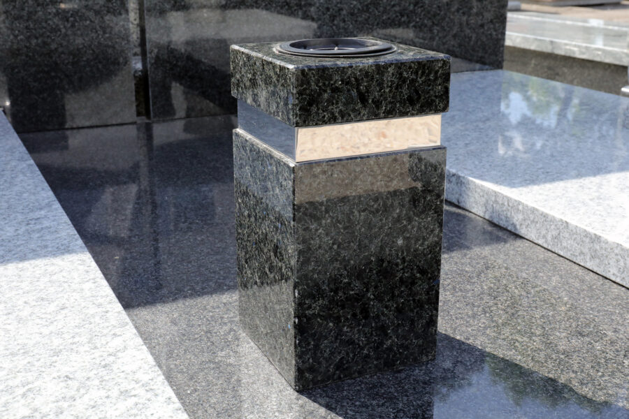 Galanteria kamienna - wazon prostokątny granitowy na pomnik elegancki - Mazurek Granity Gorzów Wlkp.