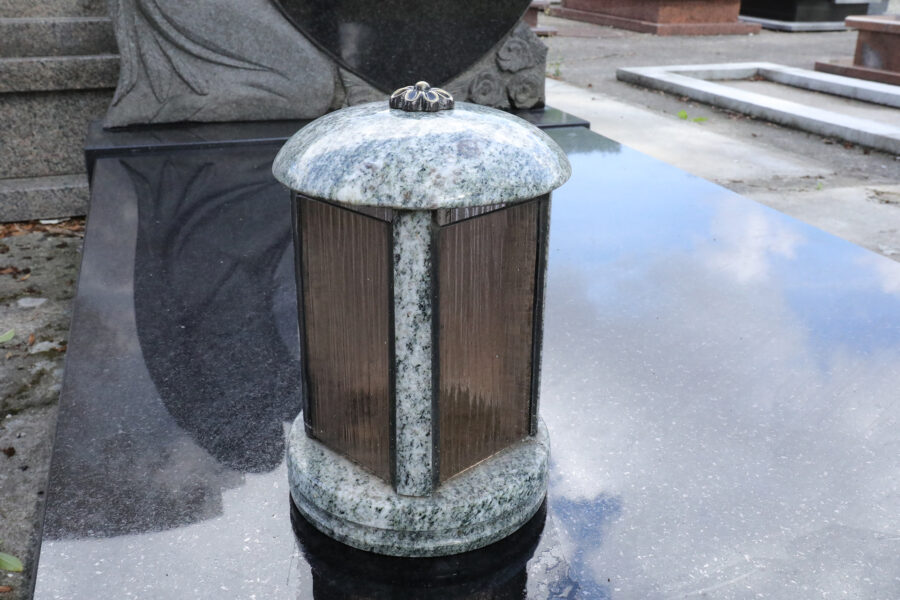 Galanteria kamienna - lampion granitowy na pomnik elegancki - Mazurek Granity Gorzów Wlkp.